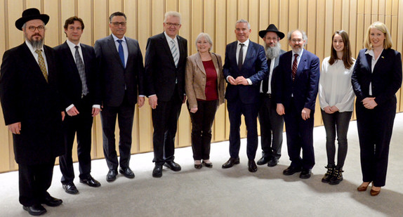 Gruppenbild mit Ministerpräsident Winfried Kretschmann (4.v.l.), Innenminister Thomas Strobl (5.v.r.) sowie Vertreterinnen und Vertretern der Jüdischen Gemeinden