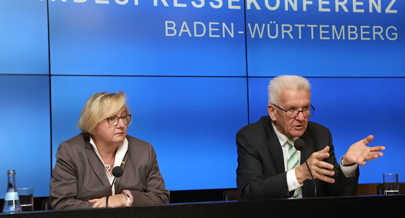 Ministerpräsident Winfried Kretschmann (r.) und Kunstministerin Theresia Bauer (l.) (Bild: Staatsministerium Baden-Württemberg)