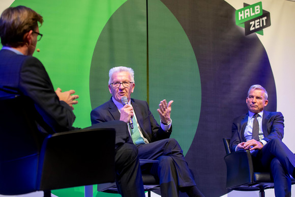 v.l.n.r.: Moderator Stefan Lutz (Südkurier), Ministerpräsident Winfried Kretschmann und Innenminister Thomas Strobl (Bild: Staatsministerium Baden-Württemberg)