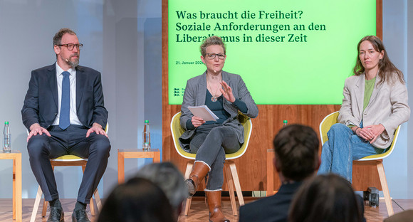 V.l.n.r.: Prof. Dr. Jonas Radl, Tina Groll und Julia Jirmann sitzen auf dem Podium