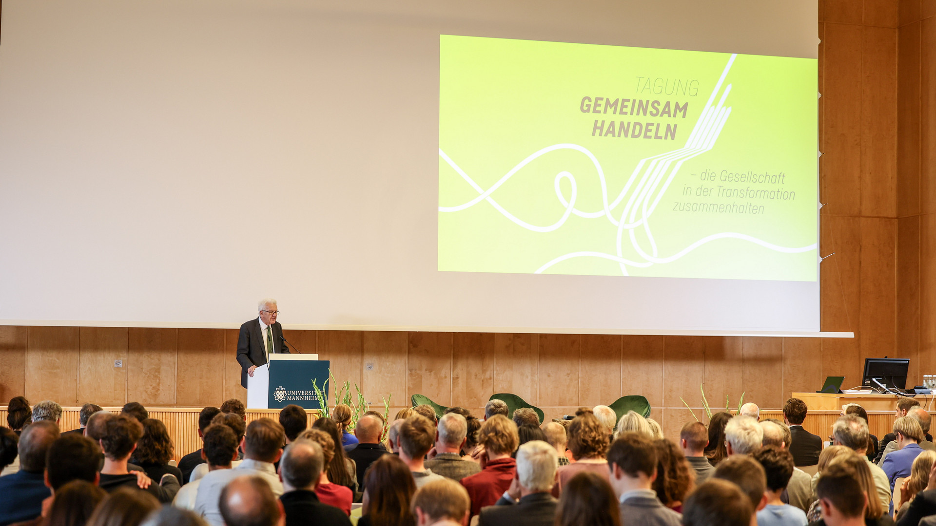 Ministerpräsident Winfried Kretschmann bei seiner Eröffnungsrede vor den Tagungsteilnehmenden.