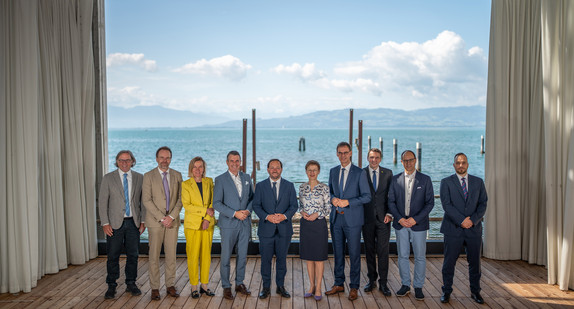 Gruppenbild mit dem Bodensee im Hintergund, von links nach rechts: Carsten Gabbert (Baden-Württemberg), Dr. Roger Nobs (Appenzell Ausserrhoden), Dr. Kathrin Arioli (Zürich), Eric Beißwenger (Bayern), Florian Haßler (Baden-Württemberg), Brigitte Haas (Liechtenstein ), Markus Wallner (Vorarlberg ), Patrick Strasser (Schaffhausen), Marc Mächler (St. Gallen), und Roman Dobler (Appenzell Innerrhoden)
