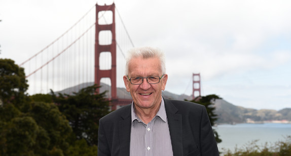 Ministerpräsident Winfried Kretschmann vor der Golden Gate Bridge in San Fransisco, Kalifornien.