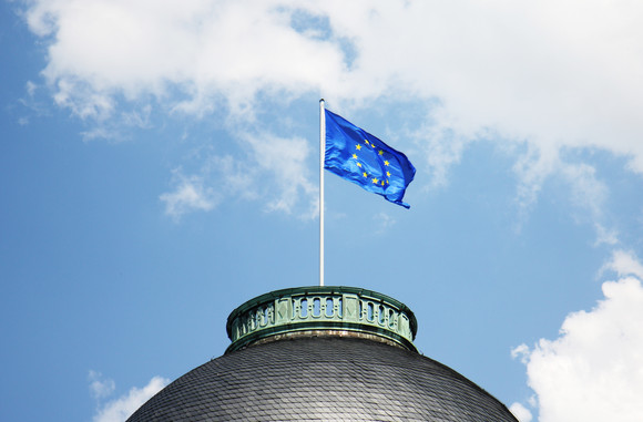 Auf dem Dach der Villa Reitzenstein, dem Amtssitz des baden-württembergischen Ministerpräsidenten, weht die Fahne der Europäischen Union.