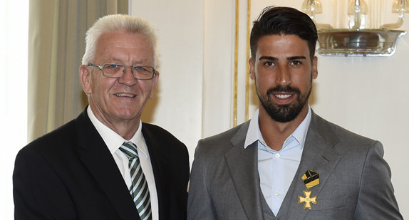 Ministerpräsident Winfried Kretschmann (l.) und Sami Khedira (r.)