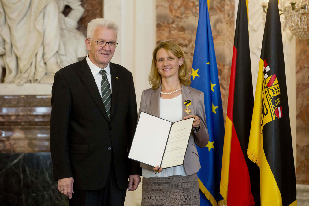 Ministerpräsident Winfried Kretschmann (l.) und Professorin Dr. Lucia Reisch (r.)