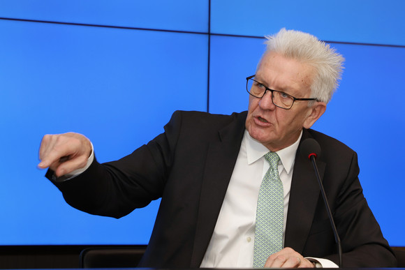 Ministerpräsident Winfried Kretschmann bei der Regierungspressekonferenz (Bild: Staatsministerium Baden-Württemberg)