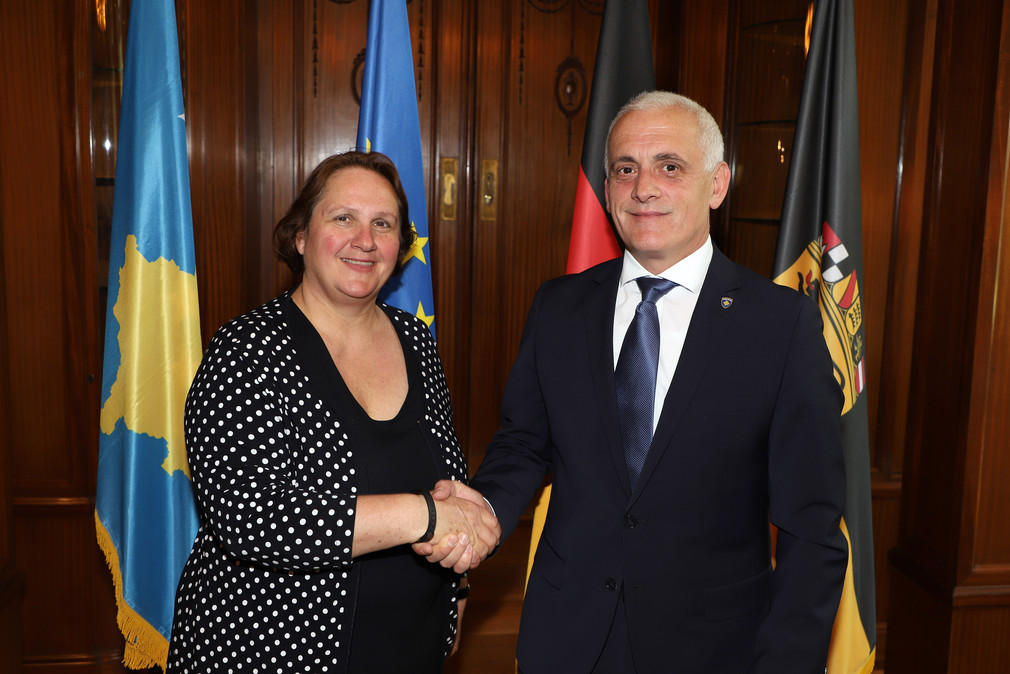 Staatsministerin Theresa Schopper (l.) und der kosovarische Botschafter Beqë Cufaj (r.) (Bild: Staatsministerium Baden-Württemberg)