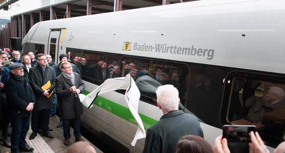 Bahn-Vorstand Ronald Pofalla und Ministerpräsident Winfried Kretschmann enthüllen auf dem neuen ICE 4 den Schriftzug „Baden-Württemberg“ (Bild: Staatsministerium Baden-Württemberg)