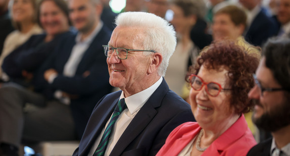 Ministerpräsident Winfried Kretschmann (Mitte) und seine Ehefrau Gerlinde Kretschmann (zweite von rechts) sitzen im Publikum.
