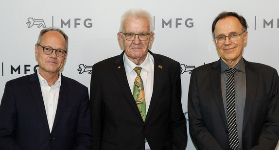 von links nach rechts: SWR-Intendant Prof. Dr. Kai Gniffke, Ministerpräsident Winfried Kretschmann und MFG-Geschäftsführer Carl Bergengruen