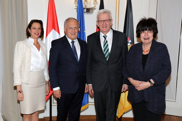 v.l.n.r.: Die Schweizer Botschafterin Christine Schraner Burgener, der Schweizer Bundesrat Johann Schneider-Ammann,  Ministerpräsident Winfried Kretschmann und Staatsrätin Gisela Erler