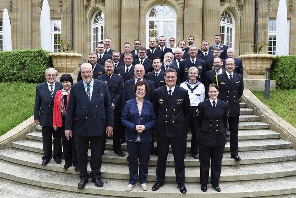 Gruppenbild mit Gerlinde Kretschmann (v.M.) und der Crew Alpha sowie des Freundeskreises der Fregatte Baden-Württemberg