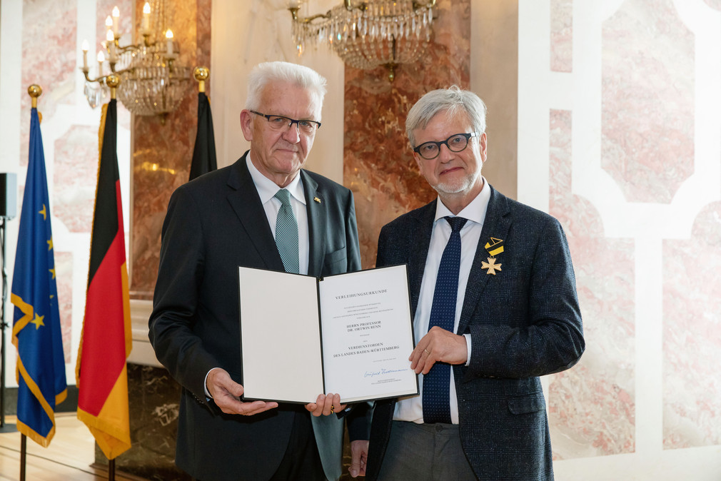 Ministerpräsident Winfried Kretschmann (l.) und Prof. Dr. Ortwin Renn (r.) (Bild: Staatsministerium Baden-Württemberg)