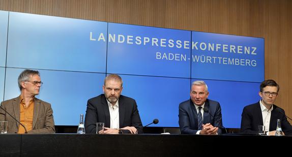 v.l.n.r.: Regierungssprecher Rudi Hoogvliet, Staatssekretär Volker Ratzmann, Innenminister Thomas Strobl und Anno Knüttgen, Vorsitzender der Landespressekonferenz Baden-Württemberg, bei der Regierungspressekonferenz (Bild: Staatsministerium Baden-Württemberg)