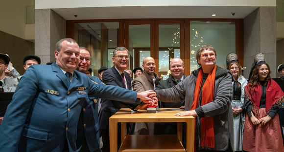 Dienststellenleiter Stephan Ertner gemeinsam mit Bürgermeister Thomas Häfele, der Bundestagsabgeordneten Roderich Kiesewetter und und Leni Breymaier MdB drücken den roten Buzzer