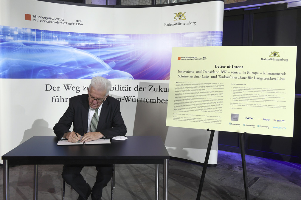 Ministerpräsident Winfried Kretschmann unterzeichnet eine Absichtserklärung für ein „Pilot-Lade- und Wasserstoff-Tankinfrastrukturprojekt für Langstrecken-Lkw“.