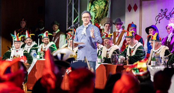 Staatssekretär Rudi Hoogvliet begrüßt die närrischen Gäste. Im Hintergrund sitzt das Stockacher Narrengericht