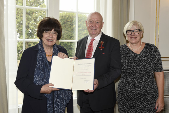 Staatsrätin Gisela Erler (l.), Werner Schmoll (M.) und Brigitte Ebert-Schmoll (r.)