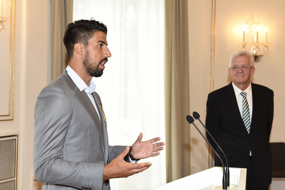 Sami Khedira (l.) und Ministerpräsident Winfried Kretschmann (r.)