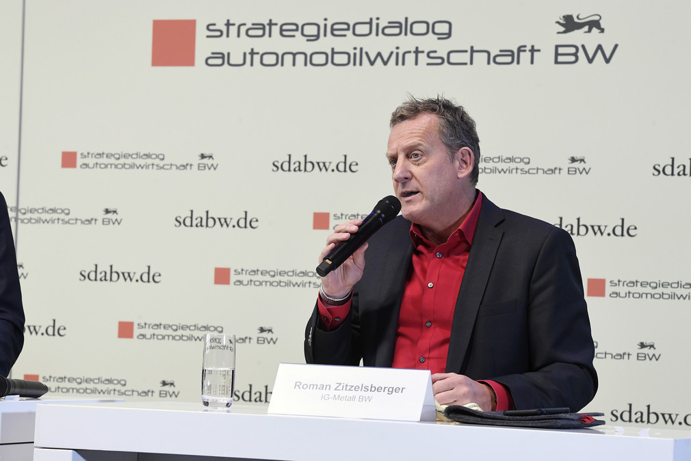 Roman Zitzelsberger, Bezirksleiter der IG Metall Baden-Württemberg, spricht auf der Pressekonferenz bei der fünften Jahresveranstaltung des Strategiedialogs Automobilwirtschaft.
