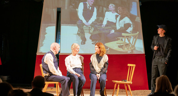 Die Schauspieler Sebastian Schäfer, Carola Schwelien (Maria Bolz), Linda Schlepps (Mechthild Bolz) sitzen auf Holzstühlen an einem imaginären Esstisch und unterhalten sich.