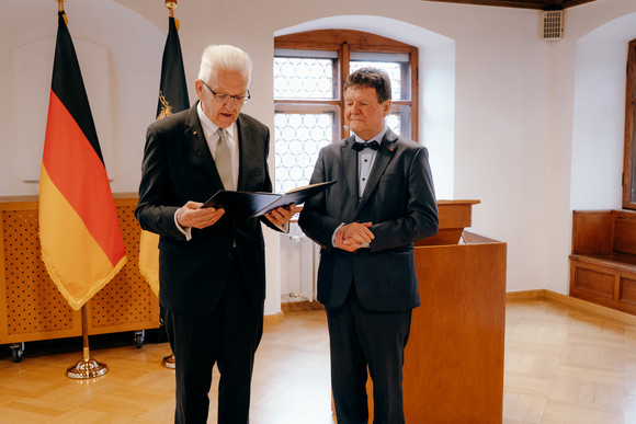 Ministerpräsident Winfried Kretschmann (links) und Dr. Edwin Ernst Weber (rechts)
