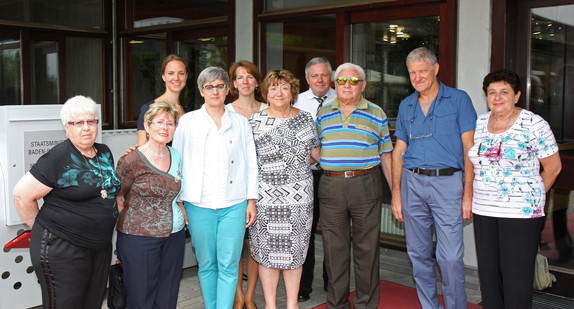 Ministerin Silke Krebs (4.v.l.) mit Vertreterinnen und Vertretern des Projekts „Zeugen der Zeitzeugen“
