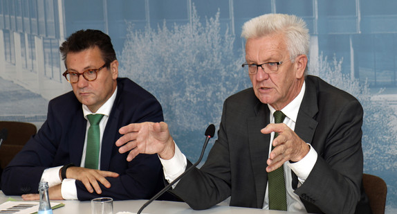 Ministerpräsident Winfried Kretschmann (r.) und der Minister für Ländlichen Raum und Verbraucherschutz, Peter Hauk (l.)