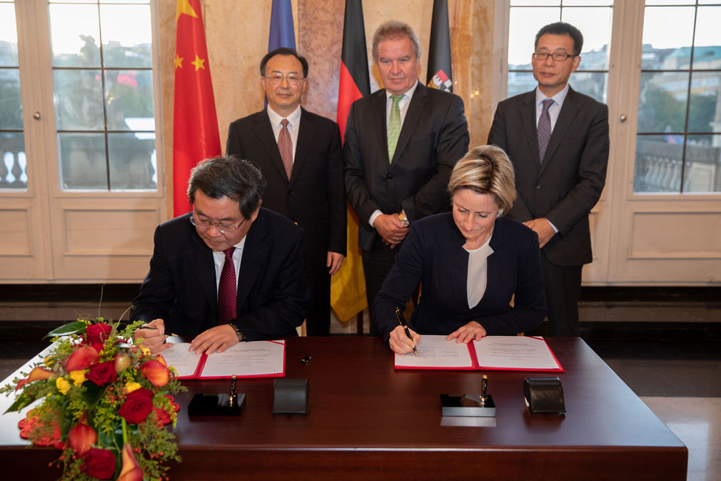 Unterzeichnung des Partnerschaftsabkommens zwischen dem baden-württembergischen Wirtschaftsministerium und der Jiangsu Entwicklungs- und Reformkommission. (Foto: Staatsministerium Baden-Württemberg)