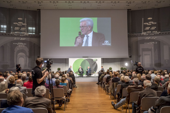 Ministerpräsident Winfried Kretschmann am Mikrofon (Bild: Staatsministerium Baden-Württemberg)