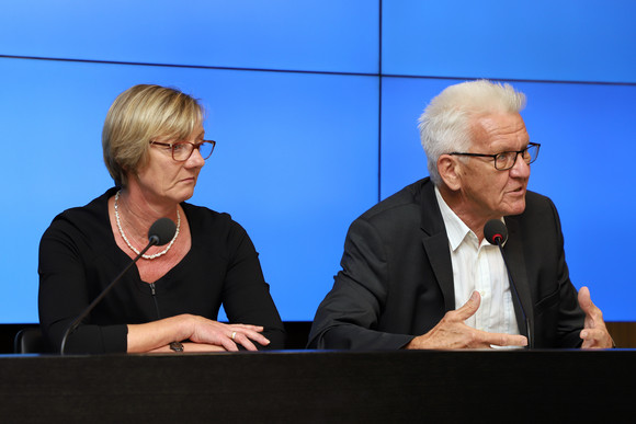 Ministerpräsident Winfried Kretschmann (r.) und Finanzministerin Edith Sitzmann (l.)