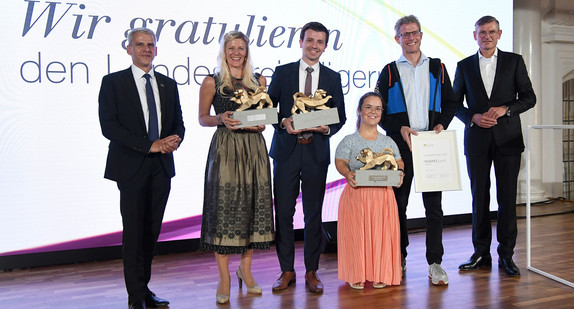 Die Top-3 Unternehmen beim Landespreis für junge Unternehmen Baden-Württemberg. (v.l.n.r.) Staatssekretär Dr. Patrick Rapp, Nadine Walter-Bühler (Dorfkäserei, Platz 2), Philipp Engelkamp (Ineratec, Platz 1), Nadine Feist und Daniel Kowalewski (WASNI, Platz 3) und Johannes Heinloth (Mitglied des Vorstands der L-Bank).
