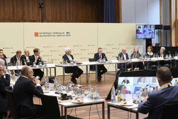 6. Jahresveranstaltung des Strategiedialogs Automobilwirtschaft Baden-Württemberg in Brüssel, in der Mitte Ministerpräsident Winfried Kretschmann und Dr. Volker Wissing, Bundesminister für Verkehr und digitale Infrastruktur