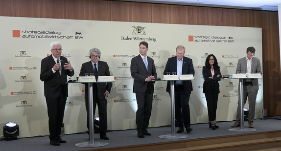 von links nach rechts: Ministerpräsident Winfried Kretschmann, Thierry Breton, EU-Kommissar für Binnenmarkt und Dienstleistungen, Ola Källenius, Vorstandsvorsitzender der Mercedes-Benz Group AG, Dr. Stefan Hartung, Vorsitzender der Geschäftsführung der Robert Bosch GmbH, Barbara Frenkel, Mitglied des Vorstands der Dr. Ing h.c. F. Porsche AG, und Regierungssprecher Matthias Gauger bei der Pressekonferenz