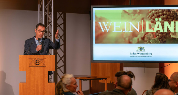 Bundeslandwirtschaftsminister Cem Özdemir begrüßt die Gäste im Großen Saal