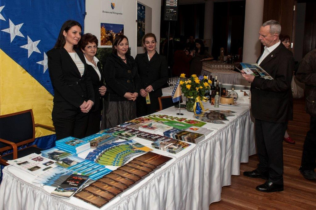 An Informationsständen präsentierten die beteiligten Länder und Donauorganisationen den ca. 400 Gästen aus Politik, Wirtschaft, Tourismus, Diplomatie und Medien vielfältige Sehenswürdigkeiten und Genüsse des Donauraums.