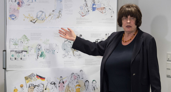 Staatsrätin Gisela Erler präsentiert Details aus dem Flüchtlingshilfe-Handbuch. (Foto: dpa)