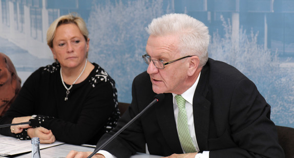 Ministerpräsident Winfried Kretschmann (r.) und Kultusministerin Susanne Eisenmann (l.)