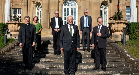 v.l.n.r.: Erzbischof Stephan Burger (Erzdiözese Freiburg), Staatsministerin Theresa Schopper, Landesbischof Dr. Frank Otfried July (Evangelische. Landeskirche Württemberg), Ministerpräsident Winfried Kretschmann, Landesbischof Prof. Dr. Jochen Cornelius-Bundschuh (Evangelische Landeskirche Baden) und Generalvikar Dr. Clemens Stroppel (Diözese Rottenburg-Stuttgart) (Bild: Staatsministerium Baden-Württemberg)