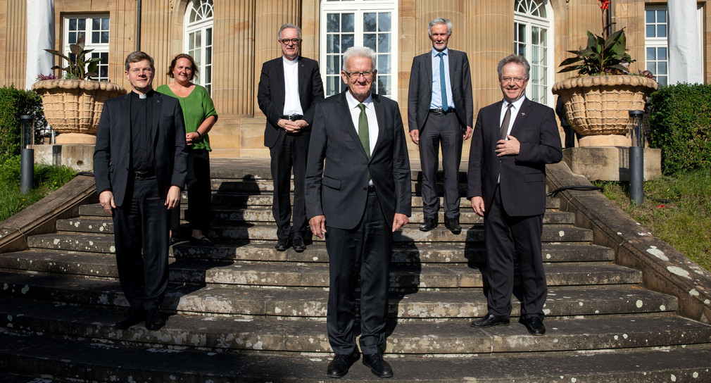 v.l.n.r.: Erzbischof Stephan Burger (Erzdiözese Freiburg), Staatsministerin Theresa Schopper, Landesbischof Dr. Frank Otfried July (Evangelische. Landeskirche Württemberg), Ministerpräsident Winfried Kretschmann, Landesbischof Prof. Dr. Jochen Cornelius-Bundschuh (Evangelische Landeskirche Baden) und Generalvikar Dr. Clemens Stroppel (Diözese Rottenburg-Stuttgart) (Bild: Staatsministerium Baden-Württemberg)