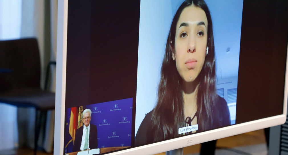 Monitor bei einer Videoschaltkonferenz von Ministerpräsident Winfried Kretschmann mit Friedensnobelpreisträgerin Nadia Murad 