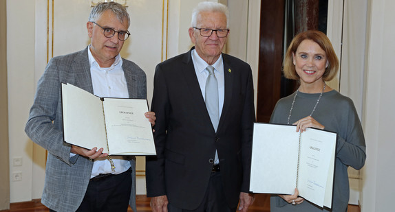 Staatssekretär Arne Braun (links), Ministerpräsident Winfried Kretschmann (Mitte) und Ministerin Petra Olschowski (rechts)