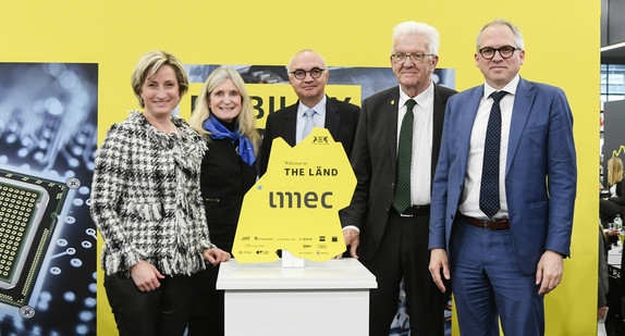 von links nach rechts: Wirtschaftsministerin Dr. Nicole Hoffmeister-Kraut, Generaldirektorin Kerstin Jorna (Europäische Kommission), Luc Van den hove (Präsident und CEO von imec), Ministerpräsident Winfried Kretschmann und der flämische Ministerpräsident Matthias Diependaele bei der Bekanntgabe des Ansiedlungsprojekts