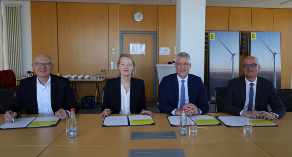 Unterzeichnung des fünften Klimapakts 2025/2026 (von links nach rechts): Ralf Broß, Geschäftsführendes Vorstandsmitglied des Städtetages, Umweltministerin Thekla Walker, Steffen Jäger, Präsident des Gemeindetags, und Professor Dr. Alexis von Komorowski, Hauptgeschäftsführer des Landkreistags.