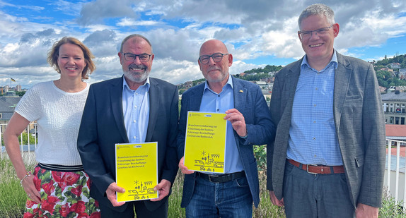 von links nach rechts: Yvonne Hüneburg, Geschäftsführerin WBO; Franz Schweizer, Präsident WBO; Verkehrsminister Winfried Hermann; Ulrich Weber, Geschäftsführer VDV Baden-Württemberg