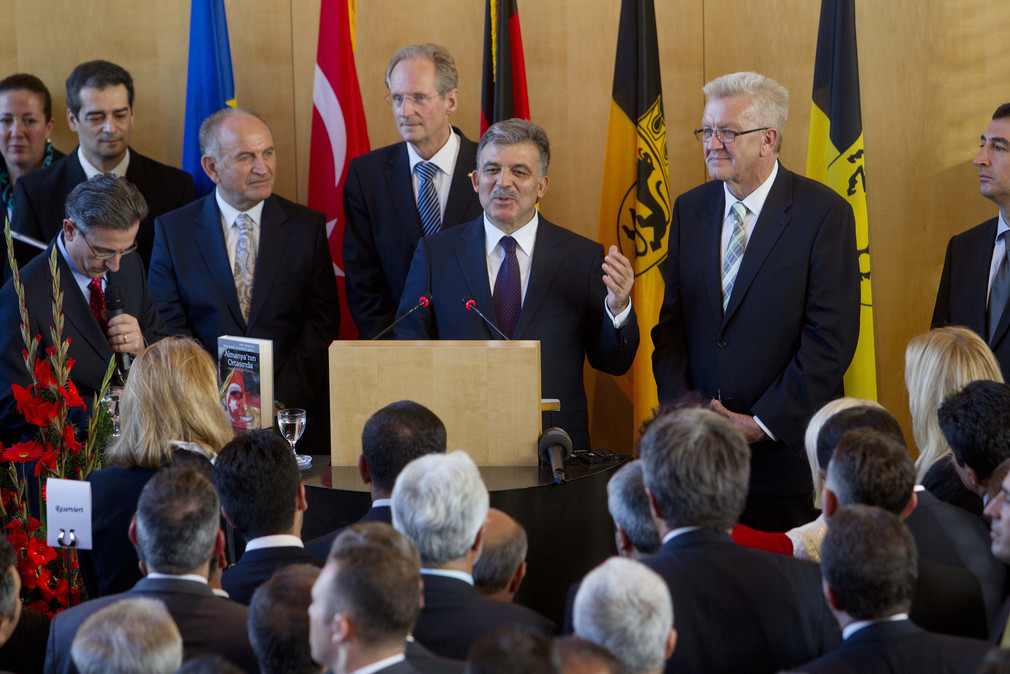 Der türkische Staatspräsident Abdullah Gül spricht im Stuttgarter Rathaus. Rechts neben ihm steht Ministerpräsident Winfried Kretschmann, links neben ihm der Stuttgarter Oberbürgermeister Wolfgang Schuster.
