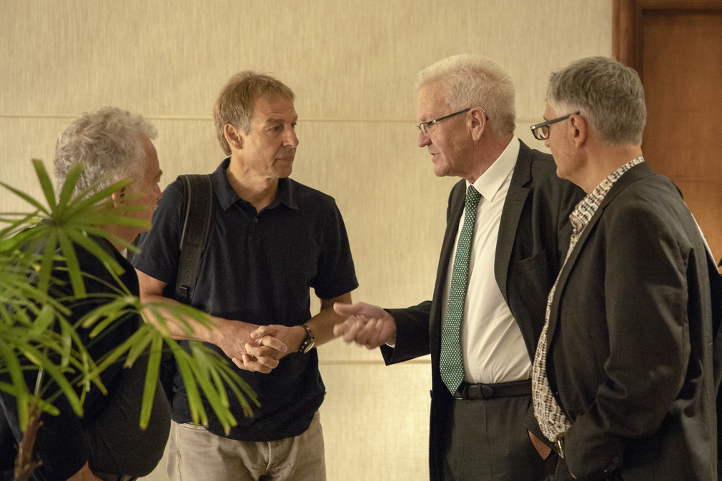 v.l.n.r.: Prof. Hans Ulrich Gumbrecht, Jürgen Klinsmann, Ministerpräsident Winfried Kretschmann und Arne Braun, stellvertretender Regierungssprecher (Foto: Staatsministerium Baden-Württemberg)