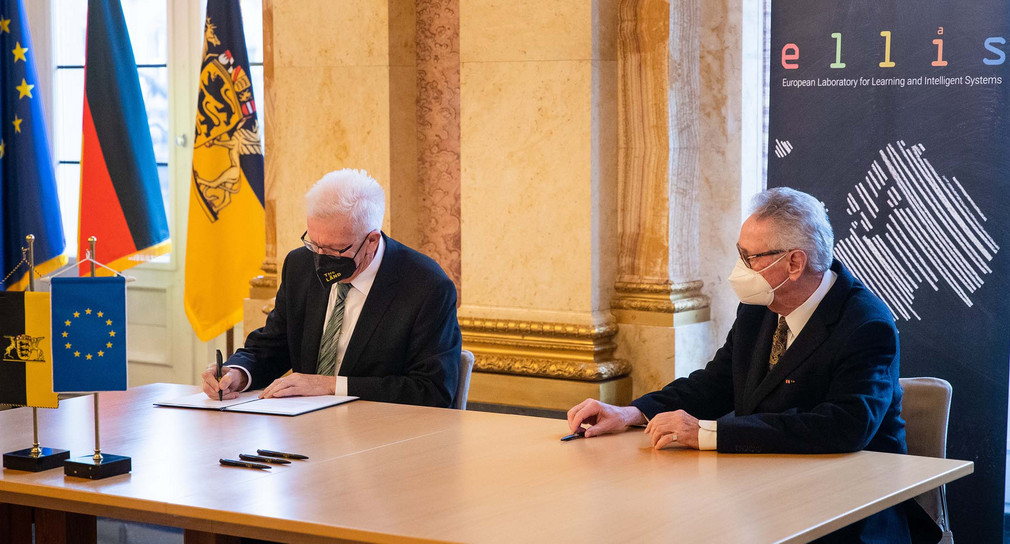 Ministerpräsident Winfried Kretschmann (links) und der Unternehmer und Stifter Hans-Werner Hector (rechts) bei der Unterzeichnung der Vereinbarung