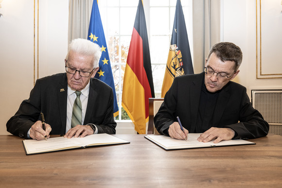 Ministerpräsident Winfried Kretschmann (links) und der designierte Bischof von Rottenburg-Stuttgart, Prälat Dr. Klaus Krämer (rechts), bei der Unterzeichnung der Erklärung.